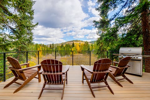 1 Mi to Ski Lift: Mtn-View Breck Home w/ Hot Tub! House in Breckenridge