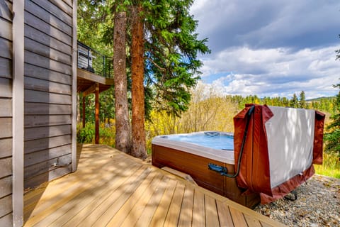 1 Mi to Ski Lift: Mtn-View Breck Home w/ Hot Tub! House in Breckenridge