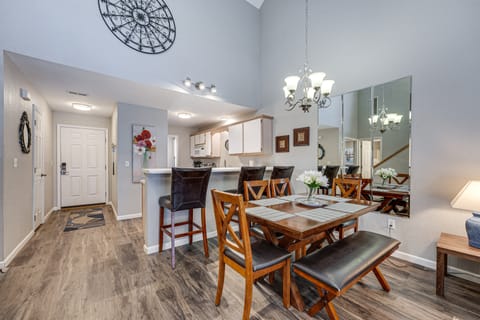 Watefront Branson Condo w/ Screened-In Balcony! Apartment in Branson