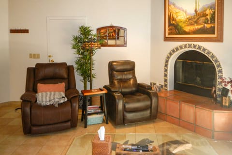 Tucson Home w/ BBQ & Patio, 5 Mi to ‘A’ Mountain! Apartment in Tucson