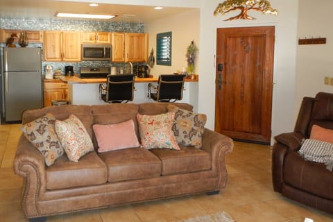 Tucson Home w/ BBQ & Patio, 5 Mi to ‘A’ Mountain! Apartment in Tucson