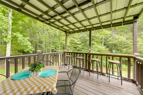 Hill Side: Cosby 'Cozy Cove' Cabin w/ Deck House in Cosby