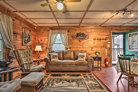 Hill Side: Cosby 'Cozy Cove' Cabin w/ Deck House in Cosby
