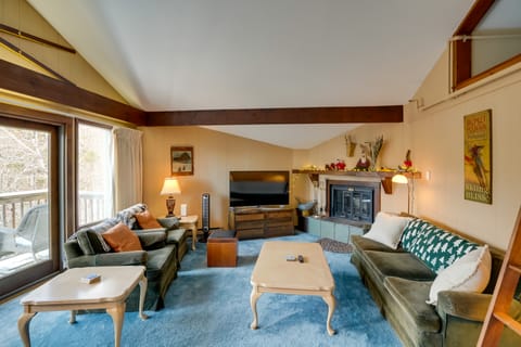 Bromley Mountain Escape w/ 2 Balconies: Hike & Ski Apartment in Peru