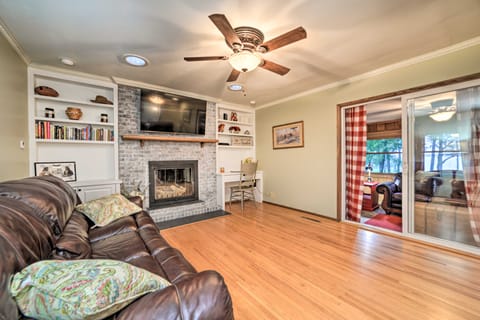 Charming Lakefront Home w/ Grill & Fire Pit! House in Lake Barkley