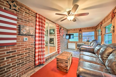 Charming Lakefront Home w/ Grill & Fire Pit! House in Lake Barkley