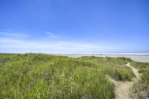 Coastal PNW Gem w/ Hot Tub - Walk to Beach! Cottage in Grayland