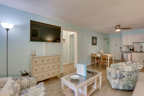 Steps to Beach, Coligny Plaza: Hilton Head Condo! Apartment in North Forest Beach
