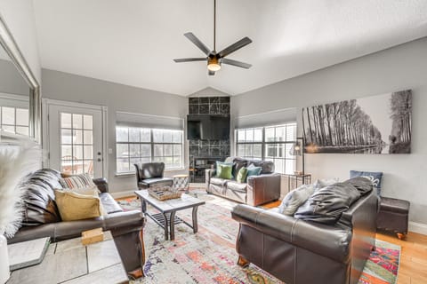 Marina Views & Cozy Sunroom: Condo in Branson! Apartment in Branson