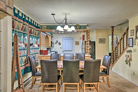 Red River Townhome with Balcony & Mtn Views! Apartment in Red River