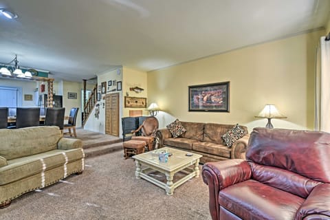 Red River Townhome with Balcony & Mtn Views! Apartment in Red River