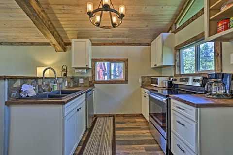 Donnelly Cabin w/ Fire Pit: 5 Mi to Boat & Ski! House in Valley County