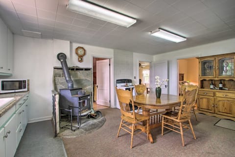 Rustic Hamilton Farmhouse: Stunning Mtn Views Cottage in Idaho