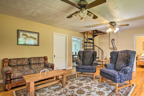 Rustic Hamilton Farmhouse: Stunning Mtn Views Cottage in Idaho