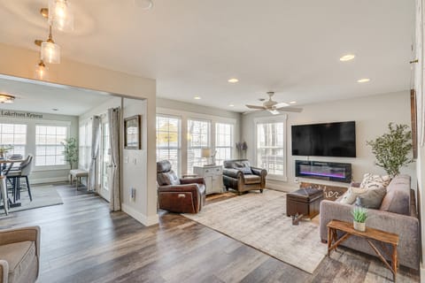 'Bittersweet Lakefront Retreat' w/ Hot Tub & Dock! House in Lake of the Ozarks