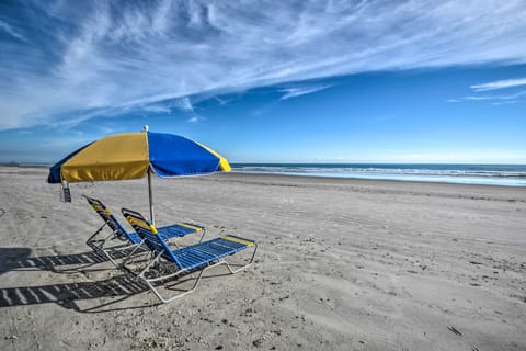 Sleek Beachfront Getaway w/ Community Perks! Apartment in Daytona Beach Shores