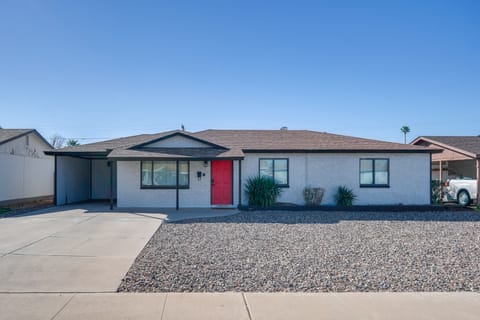 Relax Poolside: Central Group Getaway in Mesa! House in Mesa