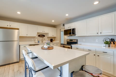 Relax Poolside: Central Group Getaway in Mesa! House in Mesa