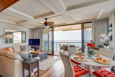 Beachfront Condo w/ Amazing Views in Makaha Beach Apartment in Makaha