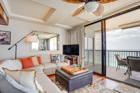 Beachfront Condo w/ Amazing Views in Makaha Beach Apartment in Makaha