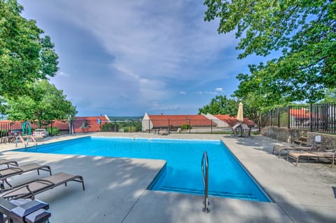 1 Mi to Lake of the Ozarks: Condo w/ Pool Access Apartment in Lake of the Ozarks