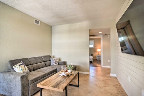 Coastal Clearwater Condo: Half Mile to Beach! Apartment in Clearwater Beach