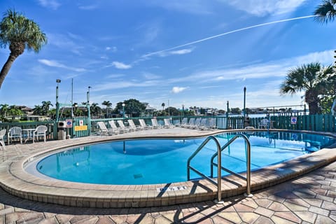 Coastal Clearwater Condo: Half Mile to Beach! Apartment in Clearwater Beach