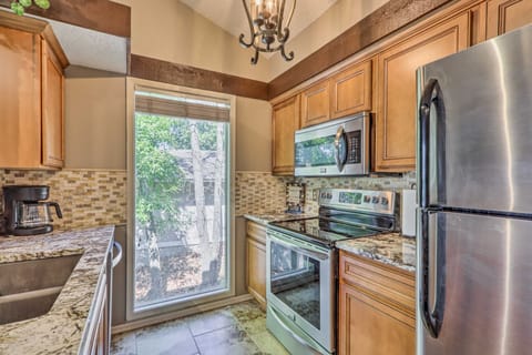 1 Mi to Margaritaville! Cabin w/ Resort Perks House in Lake of the Ozarks