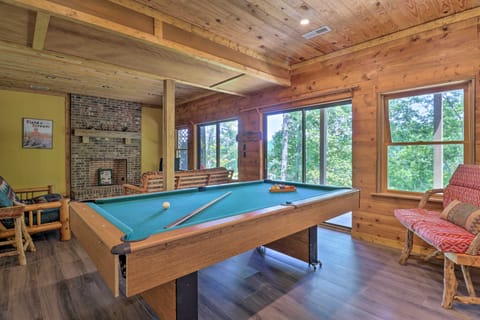 Game Room! Lakefront Family Cabin in Landrum House in Tennessee