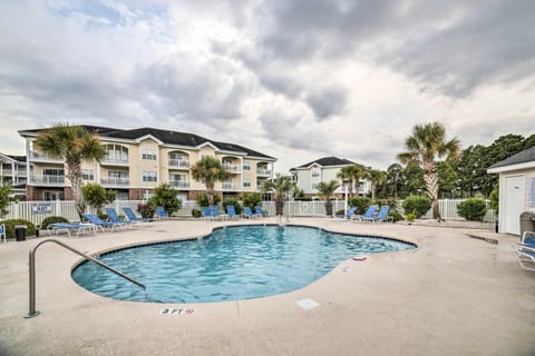Pools & Golf, 2 Mi to Beach: Myrtle Beach Condo! Apartment in Carolina Forest