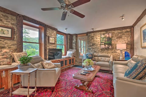 Lakefront Poconos Retreat w/ Hot Tub, Near Hiking! Apartment in Bear Creek Village