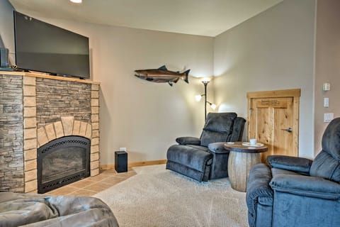 Gold Beach Townhome with Ocean Views & Sunroom! Apartment in Gold Beach