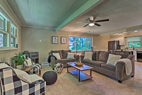 Deck & Gas Grill: Modern East Stroudsburg Home! House in Middle Smithfield