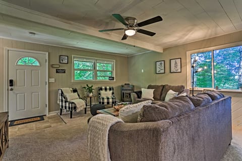 Deck & Gas Grill: Modern East Stroudsburg Home! House in Middle Smithfield