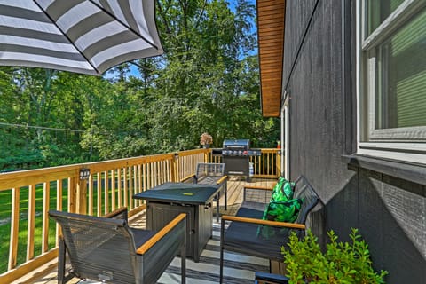 Deck & Gas Grill: Modern East Stroudsburg Home! House in Middle Smithfield