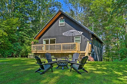 Deck & Gas Grill: Modern East Stroudsburg Home! House in Middle Smithfield