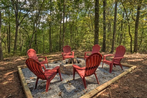 Blue Ridge Cabin: Hot Tub, Fire Pit & Grill! House in McCaysville