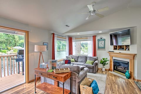 'The Peacock House' - Waterfront Home w/ Hot Tub! House in Washington