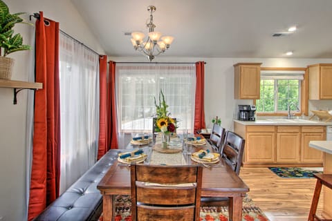 'The Peacock House' - Waterfront Home w/ Hot Tub! House in Washington