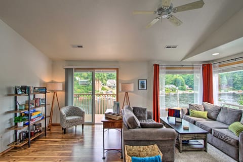 'The Peacock House' - Waterfront Home w/ Hot Tub! House in Washington