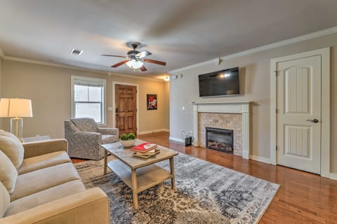 Charming Springdale Townhome ~ 5 Mi to Dtwn! Apartment in Johnson