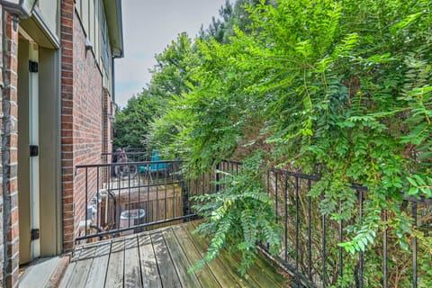 Charming Springdale Townhome ~ 5 Mi to Dtwn! Apartment in Johnson