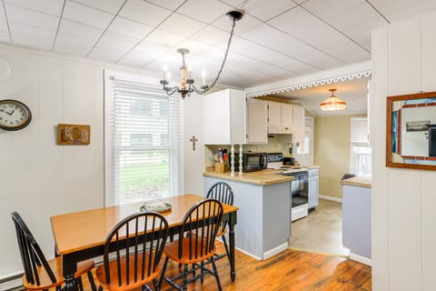 Walk to Lake: Historic Lakeside Marblehead Cottage Cottage in Lakeside