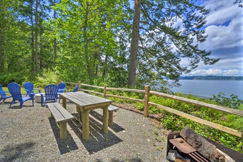 Beach Access & Views: Secluded Anderson Island Gem House in Anderson Island