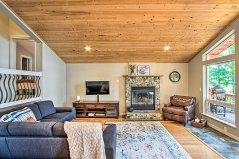 Beach Access & Views: Secluded Anderson Island Gem House in Anderson Island