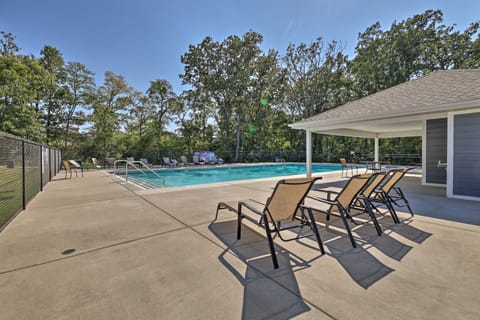 Fayetteville House: Pool Access & Gas Grill! House in Fayetteville
