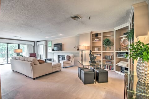 Golf Course Views: Luxe Monkey Island Condo Apartment in Grove