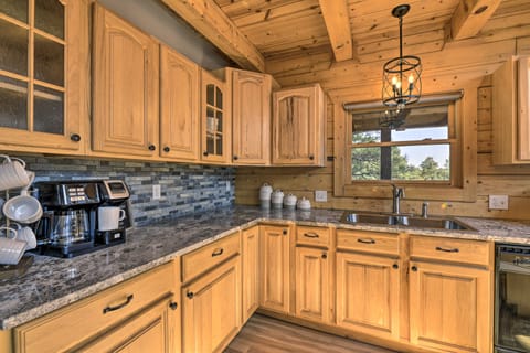 ‘Lazy Beaver Lodge’ Pagosa Cabin w/ Deck, Fire Pit House in Colorado