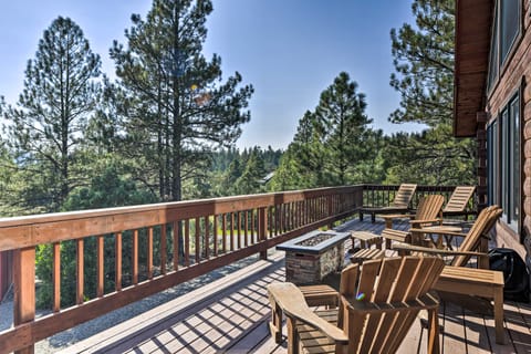 ‘Lazy Beaver Lodge’ Pagosa Cabin w/ Deck, Fire Pit House in Colorado
