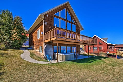 Garden City Lake House: Hot Tub & Views! House in Garden City